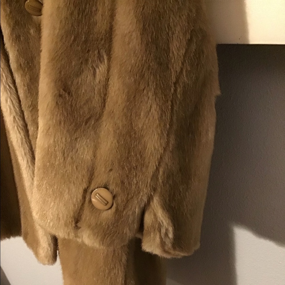 Grandella II by Sportowne Fur Coat - Picture 9 of 15